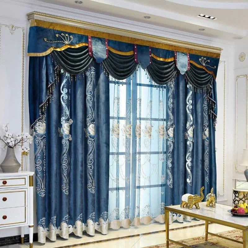 Rideaux élégants avec motifs floraux, parfaits pour ajouter une touche de sophistication à votre salon. Ce design raffiné, avec des tons bleu et doré, enrichit l'intérieur tout en diffusant une ambiance luxueuse. Idéal pour les amateurs de décoration intérieure sophistiquée cherchant à embellir leur espace de vie.