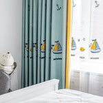 Rideaux chambre enfant bateau et ancre marine, ambiance nautique, parfaits pour décoration maritime. Ajouter une touche ludique à la chambre d'enfant avec ces rideaux colorés, idéal pour stimuler l'imagination des petits aventuriers. Adaptés pour une chambre lumineuse et chaleureuse.