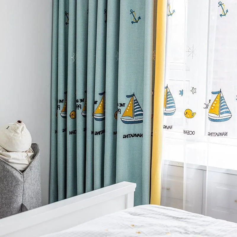 Rideaux chambre enfant bateau et ancre marine, ambiance nautique, parfaits pour décoration maritime. Ajouter une touche ludique à la chambre d'enfant avec ces rideaux colorés, idéal pour stimuler l'imagination des petits aventuriers. Adaptés pour une chambre lumineuse et chaleureuse.