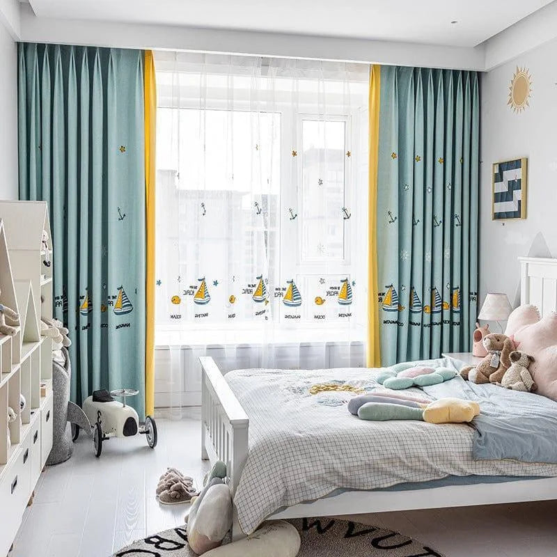 Chambre d'enfant lumineuse et moderne avec rideaux colorés au thème nautique. Espace organisé et accueillant, idéal pour stimuler l'imagination des enfants grâce à des motifs de bateaux et d'ancres. Mobilier enfant moderne et peluches décoratives créant un environnement chaleureux et joyeux. Solution parfaite pour une décoration de chambre d'enfant.