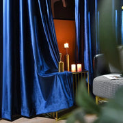 rideau velours bleu foncé plissé grande taille opacité haute décoration intérieure luxueuse ambiance tamisée