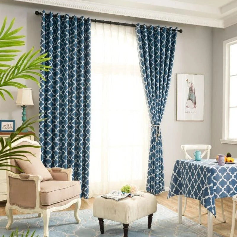 Rideaux bleus élégants avec motifs géométriques dans un salon lumineux, créant une atmosphère moderne et accueillante. Combinez style et fonctionnalité pour embellir votre espace de vie. Parfait pour ajouter une touche de sophistication à votre décoration intérieure.