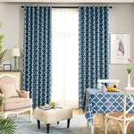 Rideaux élégants avec motifs géométriques bleus pour sublimer votre intérieur. Le design contemporain des rideaux ajoute une touche moderne et chic à la décoration de votre salon ou salle à manger. Idéal pour créer une ambiance chaleureuse et accueillante. Accessoire déco tendance pour personnaliser votre espace de vie.