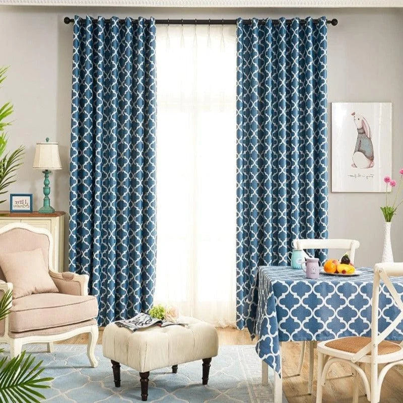 Rideaux élégants avec motifs géométriques bleus pour sublimer votre intérieur. Le design contemporain des rideaux ajoute une touche moderne et chic à la décoration de votre salon ou salle à manger. Idéal pour créer une ambiance chaleureuse et accueillante. Accessoire déco tendance pour personnaliser votre espace de vie.