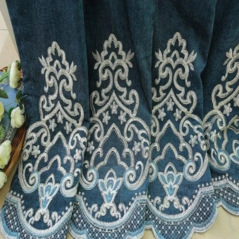 Rideau bleu élégant avec des motifs brodés blancs, idéal pour ajouter une touche de sophistication à votre intérieur. Ce modèle décoratif présente des motifs floraux complexes et des détails géométriques, parfaits pour un style classique ou moderne dans le salon ou la chambre. Créez une ambiance chaleureuse et accueillante avec ce rideau raffiné.