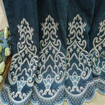 Rideau bleu élégant avec des motifs brodés blancs, idéal pour ajouter une touche de sophistication à votre intérieur. Ce modèle décoratif présente des motifs floraux complexes et des détails géométriques, parfaits pour un style classique ou moderne dans le salon ou la chambre. Créez une ambiance chaleureuse et accueillante avec ce rideau raffiné.