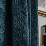 Rideau bleu élégant avec motif abstrait doré, idéal pour ajouter une touche de sophistication à tout intérieur. Parfait pour les salons ou les chambres, ce rideau combine design moderne et esthétique raffinée.