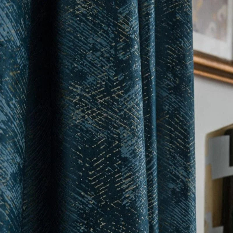 Rideau bleu élégant avec motif abstrait doré, idéal pour ajouter une touche de sophistication à tout intérieur. Parfait pour les salons ou les chambres, ce rideau combine design moderne et esthétique raffinée.