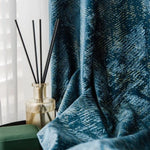 Rideau bleu motif géométrique moderne, accent décoratif élégant. Parfait pour salon ou chambre, harmonise lumière et intimité. Ambiance apaisante avec diffuseur parfum. Idéal pour créer un intérieur sophistiqué et confortable.