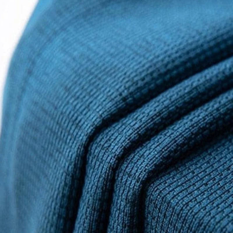 Image gros plan d'un tissu bleu texturé avec un motif finement tissé, idéal pour ajouter une touche élégante à un intérieur moderne ou créer des vêtements uniques. Parfait pour les projets de décoration ou de couture.