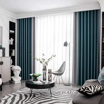 Salon moderne et élégant avec rideaux bleu foncé, voilages blancs, et décoration contemporaine. Espace lumineux complété par un tapis imprimé zèbre, table basse noire, et objets décoratifs stylés. Ambiance chic et sophistiquée idéale pour un intérieur design.