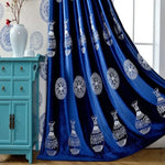 Rideau bleu élégant à motifs de vases et ornements blancs, parfait pour ajouter une touche d'art classique à votre intérieur. Idéal pour habiller votre fenêtre avec style, tout en complétant une décoration traditionnelle. Ce rideau saura sublimer tout salon ou chambre grâce à ses détails sophistiqués et son design unique.