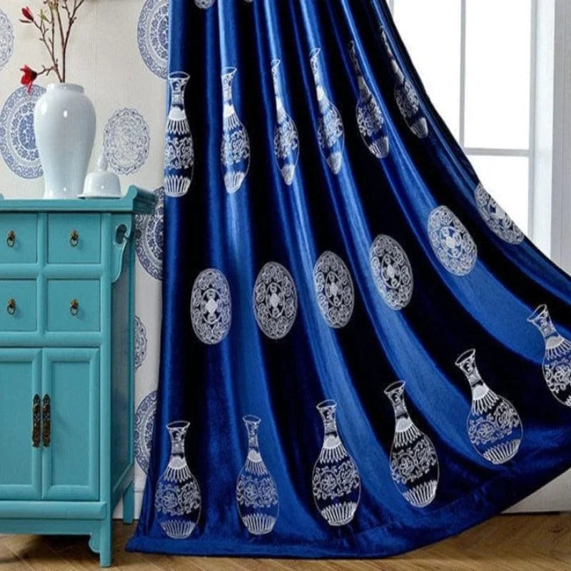 Rideau bleu élégant à motifs de vases et ornements blancs, parfait pour ajouter une touche d'art classique à votre intérieur. Idéal pour habiller votre fenêtre avec style, tout en complétant une décoration traditionnelle. Ce rideau saura sublimer tout salon ou chambre grâce à ses détails sophistiqués et son design unique.