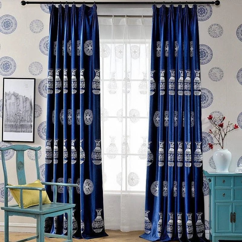 Rideaux élégants bleu foncé aux motifs géométriques blancs, idéaux pour une décoration intérieure moderne et sophistiquée. Parfaits pour ajouter une touche de style et d’élégance à votre salon ou chambre à coucher, ces rideaux offrent une ambiance chic et contemporaine, rehaussant la beauté de votre espace de vie avec goût et raffinement.