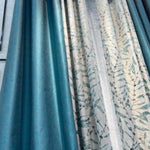 Rideaux élégants avec motifs floraux bleu et blanc, parfaits pour une décoration intérieure moderne. Créez une ambiance apaisante et raffinée dans votre salon ou chambre avec ces draperies au design estival. Idéal pour apporter une touche de fraîcheur à vos fenêtres.