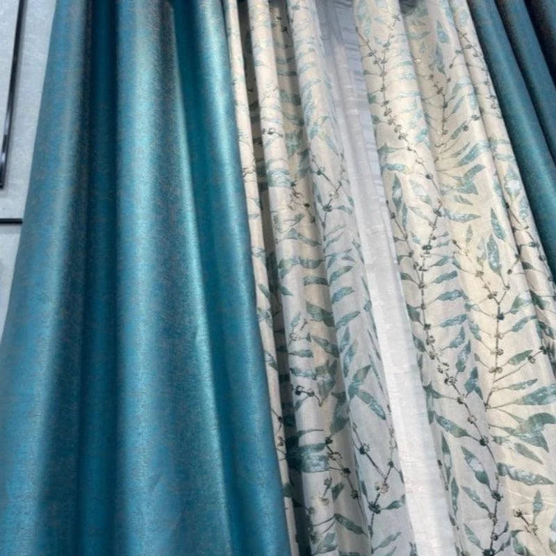 Rideaux élégants avec motifs floraux bleu et blanc, parfaits pour une décoration intérieure moderne. Créez une ambiance apaisante et raffinée dans votre salon ou chambre avec ces draperies au design estival. Idéal pour apporter une touche de fraîcheur à vos fenêtres.