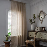 Rideau élégant couleur naturelle pour salon classique, apportant une touche lumineuse et épurée à votre intérieur. Design intemporel parfait pour sublimer la décoration de votre maison. Ajoutez sophistication et chaleur à votre espace de vie avec ce rideau raffiné.