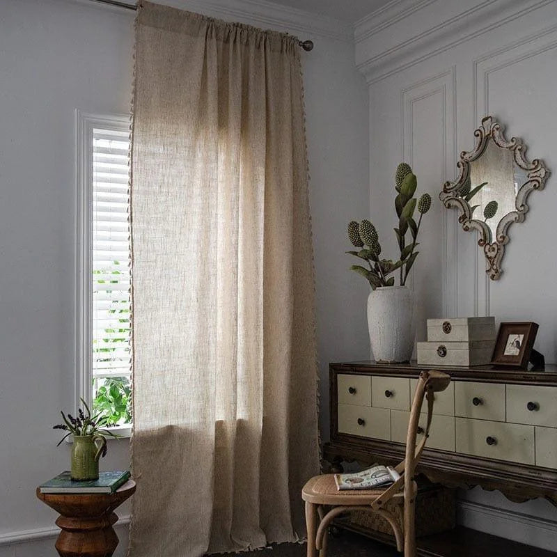 Rideau élégant couleur naturelle pour salon classique, apportant une touche lumineuse et épurée à votre intérieur. Design intemporel parfait pour sublimer la décoration de votre maison. Ajoutez sophistication et chaleur à votre espace de vie avec ce rideau raffiné.