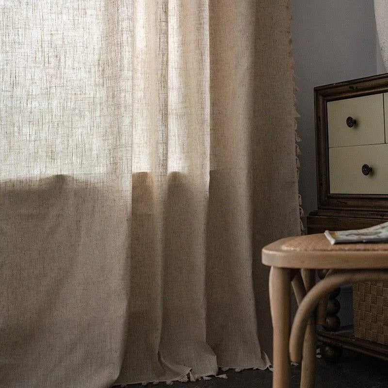 Rideau beige élégant pour salon moderne, offrant une ambiance chaleureuse et lumineuse. Idéal pour créer une atmosphère accueillante, ce rideau s'harmonise avec les meubles en bois naturels et ajoute une touche de sophistication à votre intérieur. Parfait pour la décoration de votre maison.