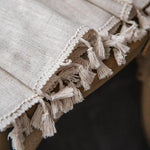 Nappe élégante avec franges décoratives, parfaite pour ajouter une touche bohème à votre table. Accessoire de décoration idéal pour les intérieurs chaleureux et accueillants.