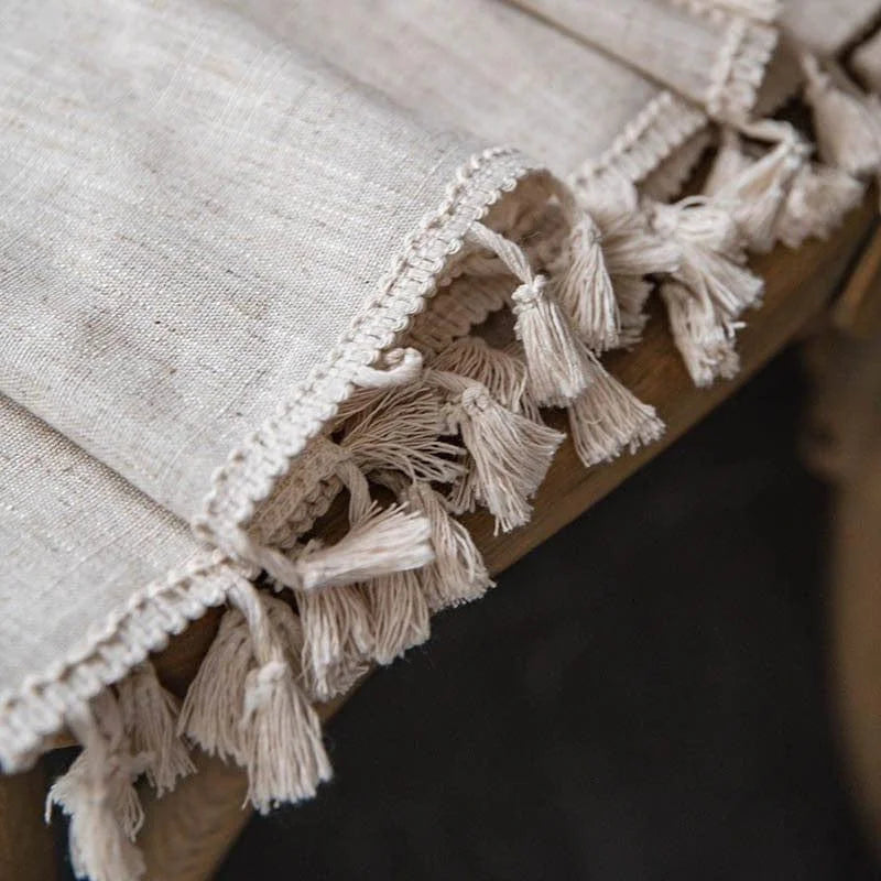Nappe élégante avec franges décoratives, parfaite pour ajouter une touche bohème à votre table. Accessoire de décoration idéal pour les intérieurs chaleureux et accueillants.