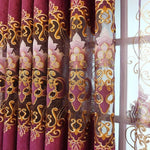 Rideaux élégants ornés de motifs floraux dorés et rouge vif, parfaits pour sublimer la décoration intérieure tout en apportant une touche chic et sophistiquée au salon ou à la chambre. Ces rideaux décoratifs ajoutent une ambiance chaleureuse et accueillante, idéal pour créer un intérieur raffiné et harmonieux.