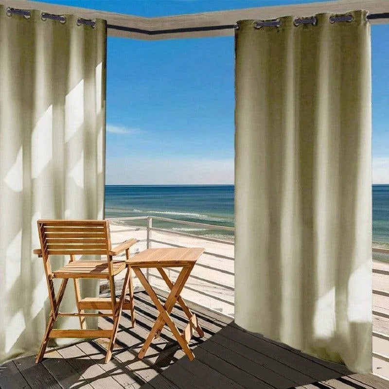 Rideaux opaques pour terrasse, offrant une protection solaire optimale pour un coin détente en bord de mer. Idéal pour créer un espace ombragé et élégant sur votre balcon, avec vue panoramique sur l'océan. Ambiance relaxante pour profiter de l'extérieur.