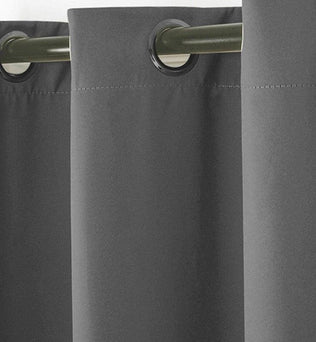 Rideau occultant gris avec œillets, parfait pour l'isolation lumineuse et l'amélioration de l'intimité dans votre salon ou chambre à coucher. Design moderne et élégant s'intégrant facilement dans tout type de décoration intérieure. Idéal pour créer une ambiance chaleureuse tout en protégeant des regards extérieurs.