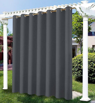 Rideau d'extérieur gris pour pergola, offrant intimité et protection solaire dans un jardin moderne. Design élégant avec œillets dorés pour une installation facile, idéal pour embellir tout espace extérieur et créer un coin détente ombragé.