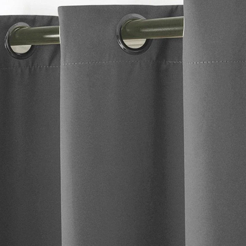 Rideau occultant gris avec œillets, parfait pour l'isolation lumineuse et l'amélioration de l'intimité dans votre salon ou chambre à coucher. Design moderne et élégant s'intégrant facilement dans tout type de décoration intérieure. Idéal pour créer une ambiance chaleureuse tout en protégeant des regards extérieurs.