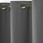 Rideau occultant gris avec œillets, parfait pour l'isolation lumineuse et l'amélioration de l'intimité dans votre salon ou chambre à coucher. Design moderne et élégant s'intégrant facilement dans tout type de décoration intérieure. Idéal pour créer une ambiance chaleureuse tout en protégeant des regards extérieurs.