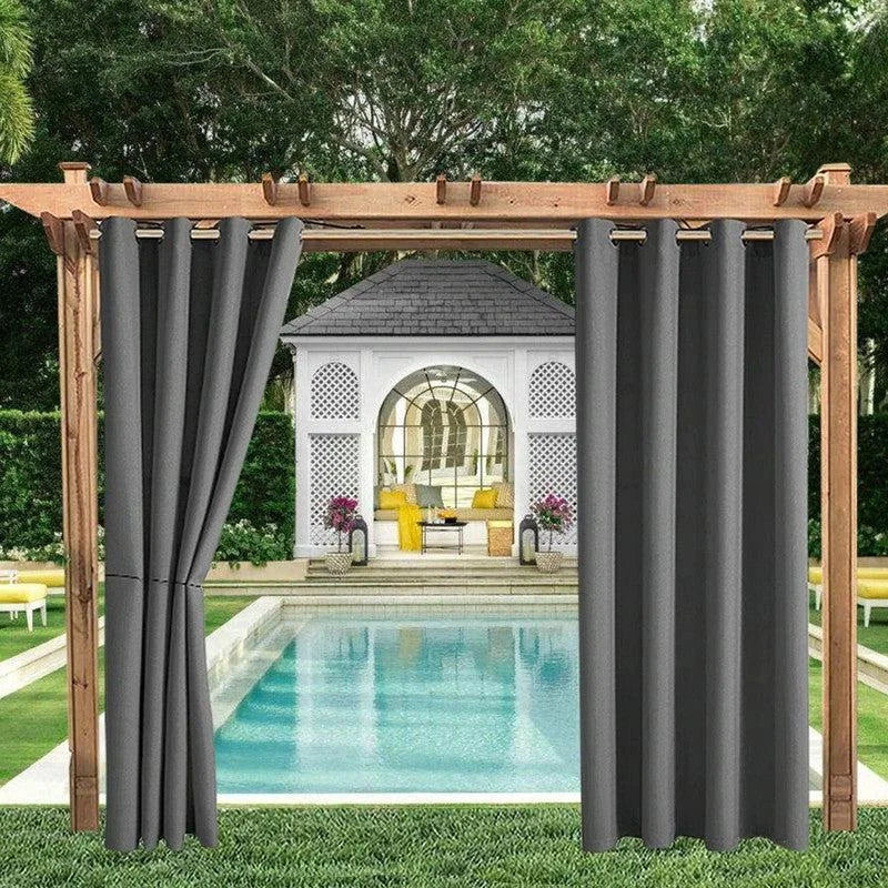Rideaux extérieurs élégants pour pergola, offrant une ambiance intimiste et moderne dans un jardin avec piscine. Idéal pour protéger du soleil tout en ajoutant une touche de sophistication à votre espace extérieur. Transformez votre terrasse en un lieu de détente ombragé et accueillant. Ces rideaux gris foncés complètent parfaitement n'importe quel décor extérieur.