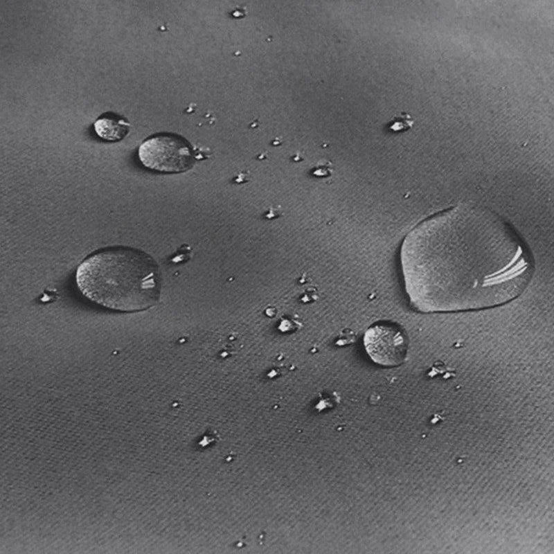 Gouttelettes d'eau sur une surface imperméable noire, démontrant l'efficacité de la protection contre l'humidité. Découvrez une performance exceptionnelle contre l'eau pour une utilisation optimale en extérieur. Idéal pour garder vos affaires au sec, peu importe les conditions météorologiques.