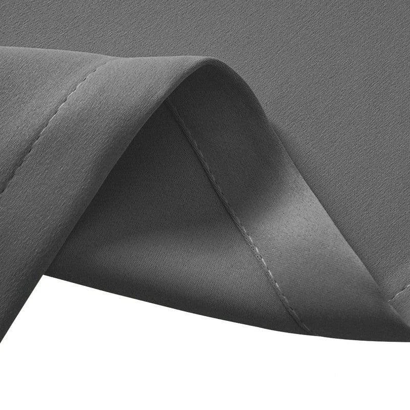 Idée de texte alternatif : "Drap gris moderne et élégant avec couture raffinée, idéal pour une chambre contemporaine. Ce tissu offre un design sobre et sophistiqué, parfait pour ajouter une touche de style à votre espace nuit."