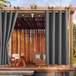 Rideaux extérieurs gris pour pergola, parfaits pour créer un espace de détente ombragé sur la terrasse. Ces rideaux élégants ajoutent une touche moderne tout en offrant intimité et protection contre le soleil. Parfaits pour aménager les espaces extérieurs avec style et fonctionnalité.