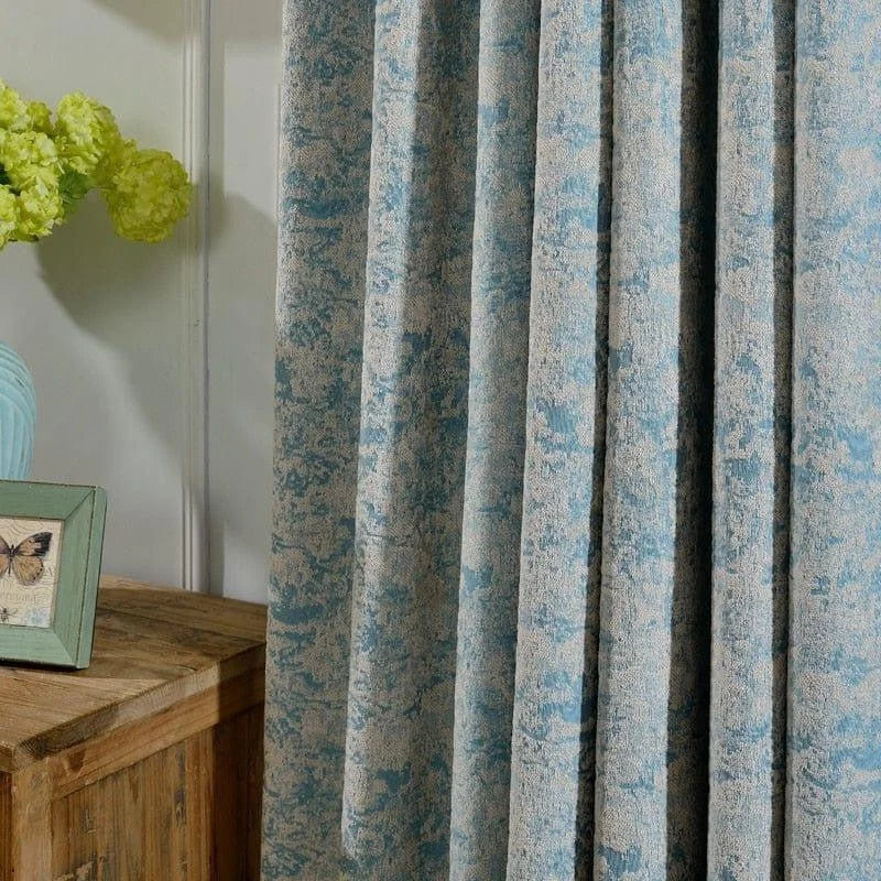 Rideau d'intérieur moderne au design texturé bleu clair avec touches subtiles. Idéal pour ajouter une touche élégante et sophistiquée à votre salon ou chambre. Ce rideau offre une ambiance chaleureuse et de l'intimité tout en permettant une lumière douce de filtrer à travers. Accessoire tendance pour la décoration de maison.