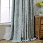 Rideau texturé bleu ciel avec motifs, idéal pour un salon ou une chambre, apportant une touche élégante et moderne à votre décoration intérieure. Ce rideau long et fluide s'harmonise parfaitement avec un mobilier en bois pour un style naturel.