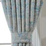Rideau élégant avec motif bleu et beige, parfait pour ajouter une touche de sophistication à votre intérieur. Idéal pour le salon ou la chambre, ce rideau offre un design raffiné et un style contemporain, assurant une ambiance chaleureuse et accueillante. Facile à intégrer à tout type de décoration intérieure.