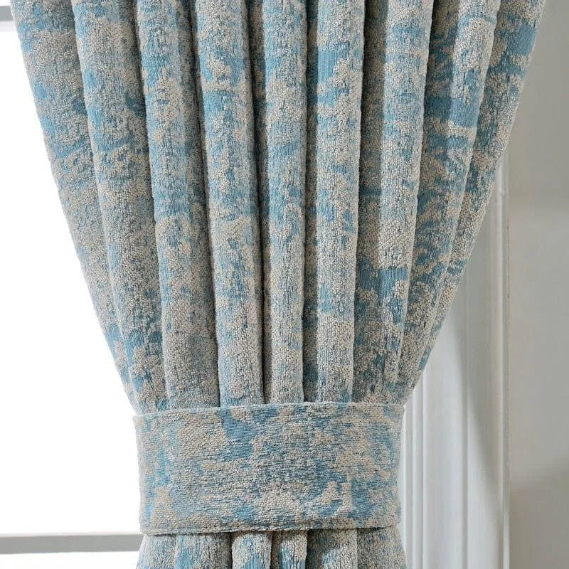 Rideau élégant avec motif bleu et beige, parfait pour ajouter une touche de sophistication à votre intérieur. Idéal pour le salon ou la chambre, ce rideau offre un design raffiné et un style contemporain, assurant une ambiance chaleureuse et accueillante. Facile à intégrer à tout type de décoration intérieure.