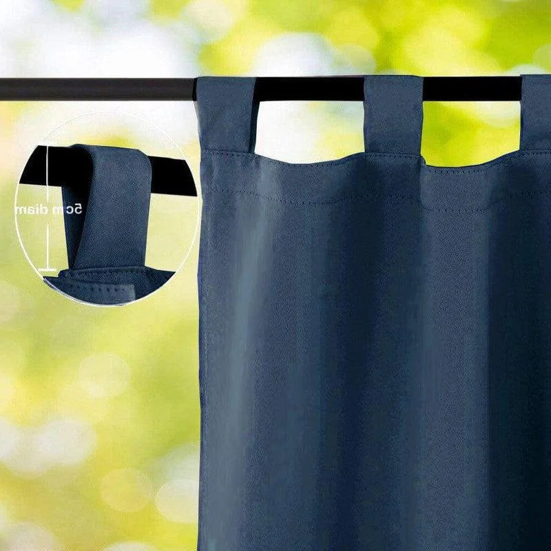Rideau occultant bleu avec œillets pour tringle, idéal pour chambre ou salon. Design élégant, facile à installer, bloque efficacement la lumière pour un environnement calme et isolé. Parfait pour garantir intimité et confort dans la maison.
