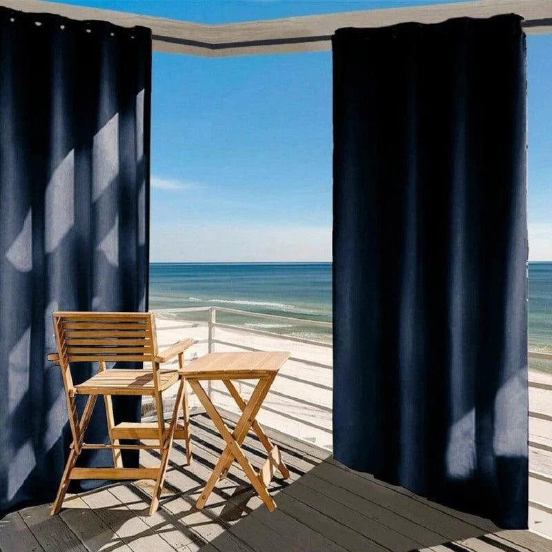 Paire de rideaux occultants bleu foncé parfaits pour une terrasse en bord de mer, offrant une protection optimale contre le soleil. Créez un espace extérieur élégant avec cet ensemble de rideaux pratiques pour une atmosphère intime et confortable. Idéal pour profiter d'une vue dégagée sur l'océan tout en préservant votre intimité.