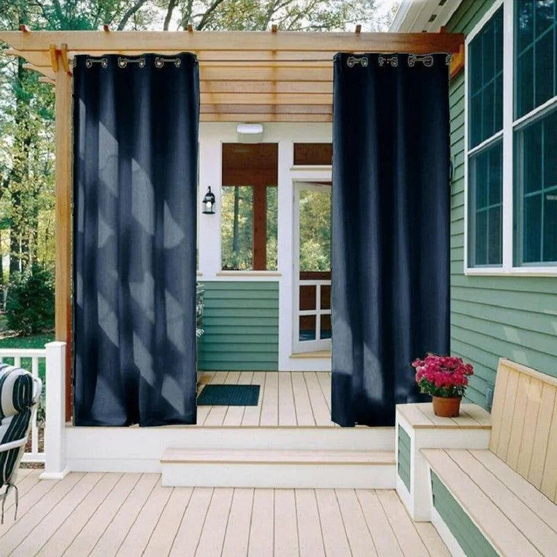 Rideaux d'extérieur élégants suspendus sur une pergola en bois, créant un espace accueillant sur une terrasse moderne avec un banc intégré et une plante en pot. Idéal pour ajouter une touche de charme et d'intimité à tout espace extérieur.