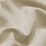 Texture élégante d'un tissu beige ondulé, capturant parfaitement la lumière pour une ambiance douce et raffinée. Ideal pour décoration intérieure ou confection vestimentaire haut de gamme. Design simple pour un style intemporel et sophistiqué.