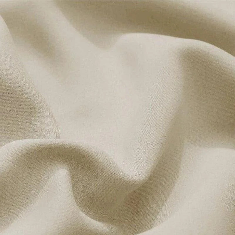 Texture élégante d'un tissu beige ondulé, capturant parfaitement la lumière pour une ambiance douce et raffinée. Ideal pour décoration intérieure ou confection vestimentaire haut de gamme. Design simple pour un style intemporel et sophistiqué.