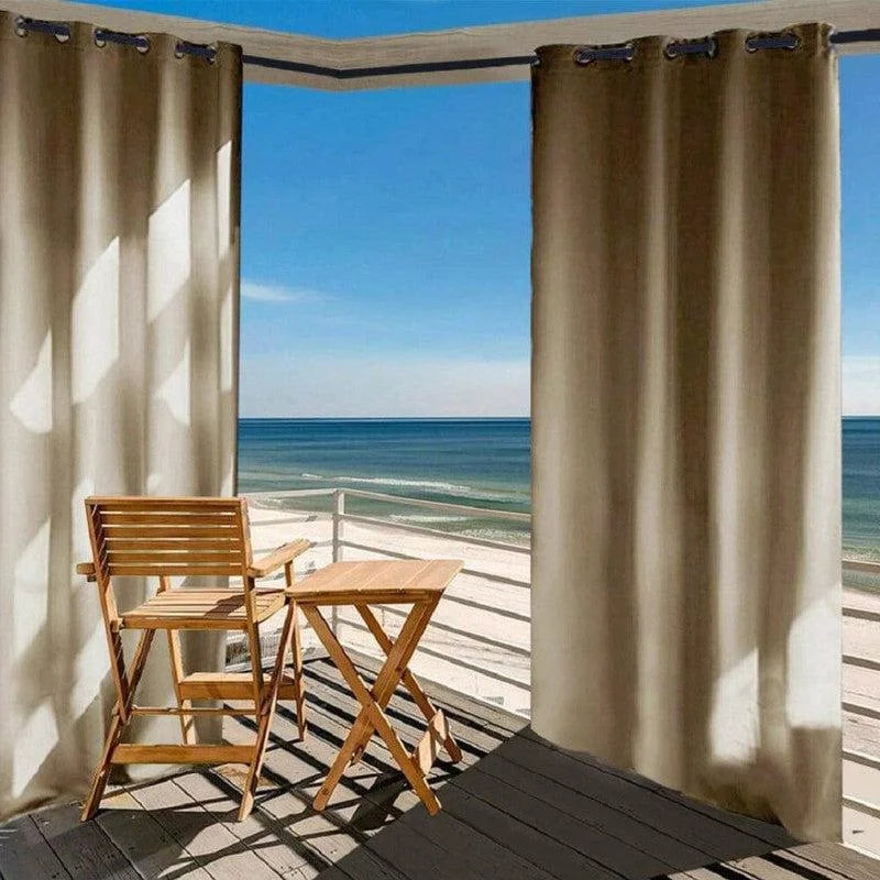 Rideaux opaques beige pour extérieur, idéaux pour terrasse avec vue mer. Créez un espace intime et protégé du soleil sur votre balcon avec ces rideaux élégants et fonctionnels. Parfaits pour ajouter une touche de sophistication à votre décoration extérieure tout en profitant de la beauté de l'océan.