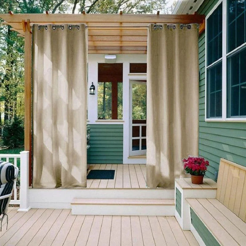 Rideaux d'extérieur élégants pour pergola, créant un espace confortable et intime sur une terrasse avec une touche moderne. Idéal pour ajouter du charme tout en offrant une protection contre le soleil et l'intimité.