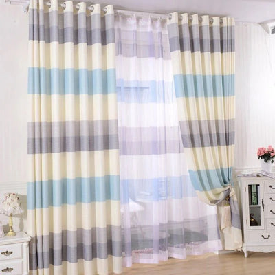 Rideaux élégants à rayures bleues, grises et blanches pour salon, apportant une atmosphère sereine et moderne. Ils décorent magnifiquement une fenêtre large, ajoutant une touche sophistiquée à votre intérieur tout en permettant de moduler la lumière ambiante. Parfaits pour un style contemporain et intemporel.