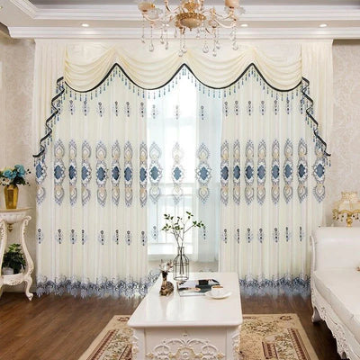 Rideaux élégants pour salon, avec motifs décoratifs bleus et dorés. Idéals pour ajouter une touche de sophistication à votre espace intérieur. Design raffiné avec drapés et lambrequins. Embellissez votre pièce avec ce choix de décoration chic et classique, parfait pour un intérieur luxueux et accueillant.