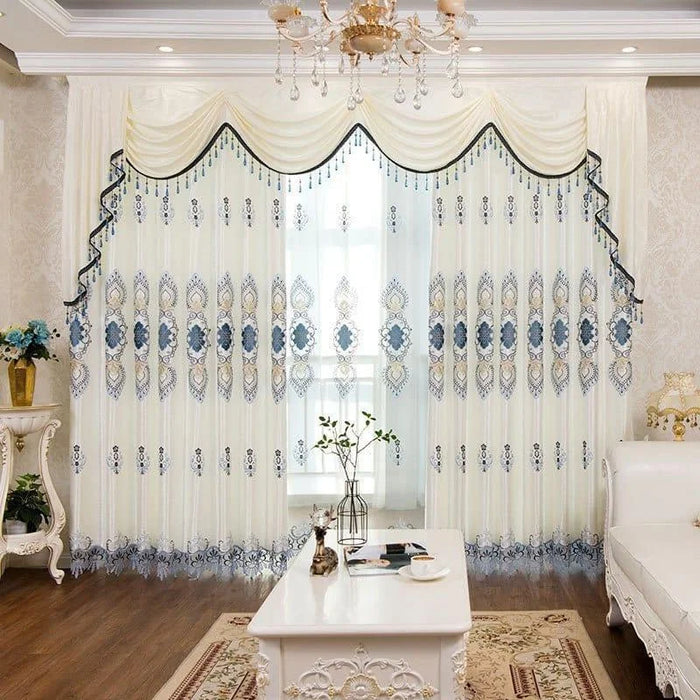 Rideaux élégants pour salon, avec motifs décoratifs bleus et dorés. Idéals pour ajouter une touche de sophistication à votre espace intérieur. Design raffiné avec drapés et lambrequins. Embellissez votre pièce avec ce choix de décoration chic et classique, parfait pour un intérieur luxueux et accueillant.