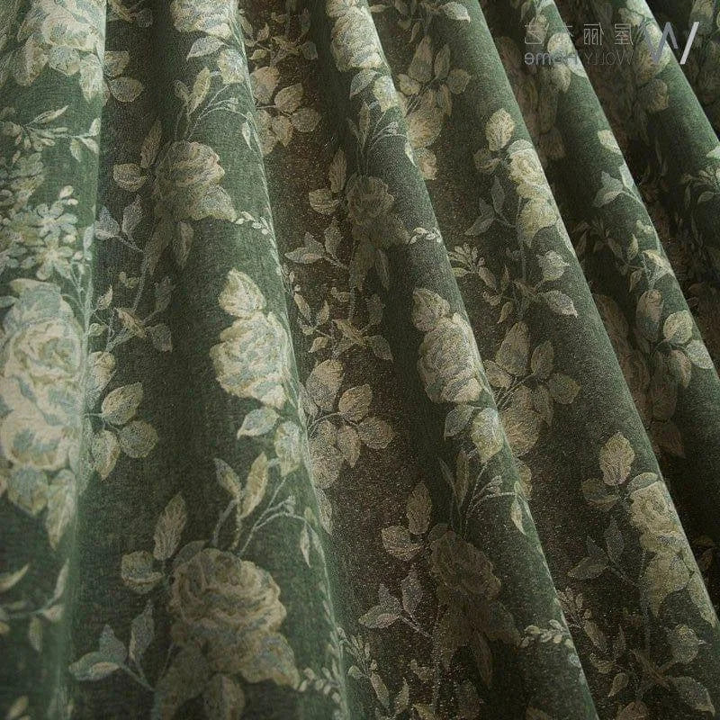 Rideau élégant avec motifs floraux, design classique, fond vert subtilement nuancé, idéal pour embellir votre salon ou chambre à coucher avec une touche de sophistication. Convient à une décoration intérieure traditionnelle ou moderne. Accessoire essentiel pour l'intimité et le style.